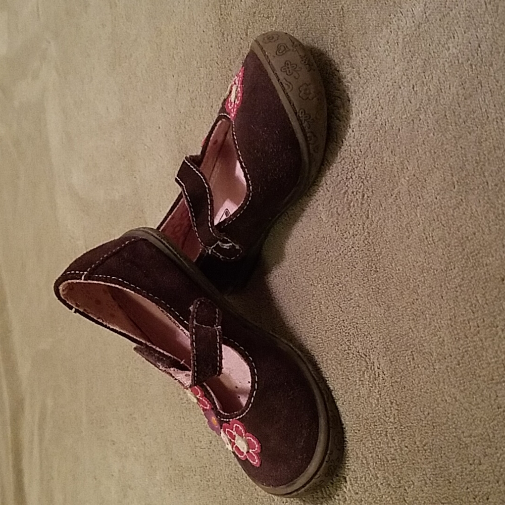 LA Underground size 7 kids brown suede Mary Janes with fuschia & purple flowers.